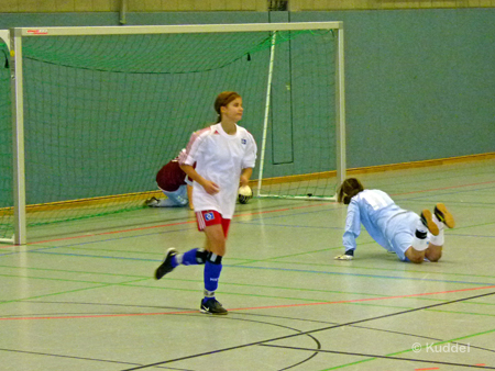 2010 12 29 - HSVC1 - Hallenturnier Tornesch - Tor Evelyn 2 Die Basis für das 3:0 war gelegt