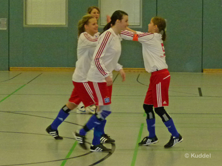 2010 12 29 - HSVC1 - Hallenturnier Tornesch - Torjubel Anika M Durfte sich heute für fünf Tore feiern lassen: Anika M. (links)