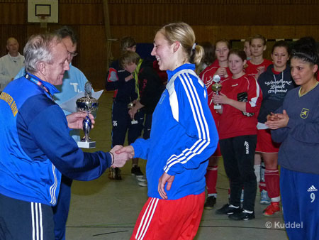 Julia Niekrenz erhält den Pokal für Platz 3