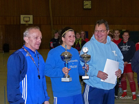 Die Spielführin des VfL Oldesloe bei der Ehrung für Platz 1