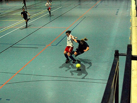 Saison 2010/2011, Hallenturnier SV Neuenbrook-Rethwisch, 3. Spiel, HSV - Union Tornesch, Für dieses unglückliche Foul musste Pajtesa Kameraj zwei Minuten zuschauen - und ihre Gegenspielerin ins Krankenhaus Für dieses unglückliche Foul musste Pajtesa Kameraj zwei Minuten zuschauen - und ihre Gegenspielerin ins Krankenhaus