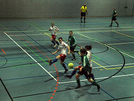 Saison 2010/2011, Hallenturnier SV Neuenbrook-Rethwisch, Halbfinale, HSV - Ol. Neumünster, Gemeinsam bekämpfen Cathy Knobloch und Tanja Thormählen eine Neumünsteranerin - auf Kosten eines Freistoßes Gemeinsam bekämpfen Cathy Knobloch und Tanja Thormählen eine Neumünsteranerin - auf Kosten eines Freistoßes