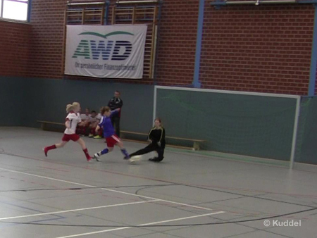 2011 01 08 - HSVC1 Hallenturnier Voltlage - Anika erzielt erstes Tor Der Bann ist gebrochen. Anika Michel erzielt das 1:0 gegen den TV Dinklage.