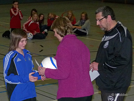 2011 01 08 - HSVC1 Hallenturnier Voltlage - Hannah Platz 3 Platz 3. Dafür nimmt Mannschaftsführerin Hanna Diekhoff einen Ball und einen Gutschein des Spnsors in Empfang.