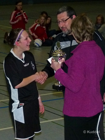 2011 01 08 - HSVC1 Hallenturnier Voltlage - Schlichthorst Turniersieger Der Pokal ging tatsächlich an das beste Team und damit verdiensten turniersieger SV DJK Schlichthorst.