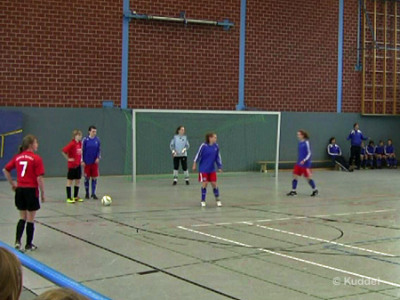 2011 01 08 - HSVC1 Hallenturnier Voltlage - Strittige Entscheidung Nur ein Mal riss es Cathy Knobloch von der Bank. Nach einer Abwehraktion von Laura Fischer wurde - sehr fragwürdig - auf Freistoß gegen den HSV erkannt.