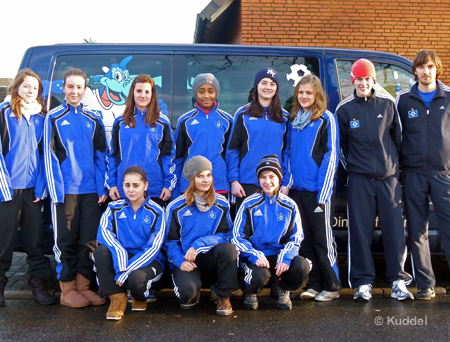 2011 01 08 - HSVC1 Hallenturnier Voltlage - Teamfoto Stehend: Svenja Busies, Laura Fischer, Jana Ehlers, Janine Minta, Mathilda Weisser, Anika Michel, Co-Trainerin Cathy Knobloch, Trainer Daniel Frey; hockend: Julia Hübner, Evelyn Ehlers, Hannah Diekhoff