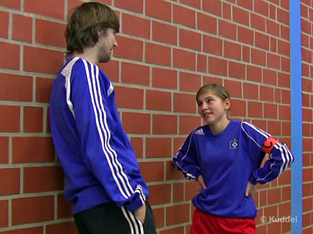 2011 01 08 - HSVC1 Hallenturnier Voltlage - Trainer und Kapitänin Was tun? Trainer Daniel Frey und Mannschaftskapitänin Hannah Diekhoff tauschen sich aus.