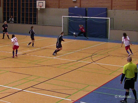2011 01 16_HSV 3 - Hallenturnier TuS Harsefeld - Maike trifft im ersten Spiel Maike Timmermann erzielt das wichtige 1:0