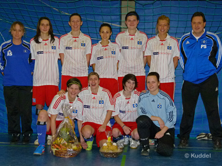 2011 01 16_HSV 3 - Hallenturnier TuS Harsefeld - Mannschaftsbild physiotherapeutin anja Schulz, Tania Rocha Ferreira, Svenja Winter, Carolin Reiß, Denise Meinberg, Rabea Garbers, Trainer Peter Schulz; hockend Maike Timmermann, Jennifer Kaminski, Claudia Teixeira-Pinto, Katrin Schwing