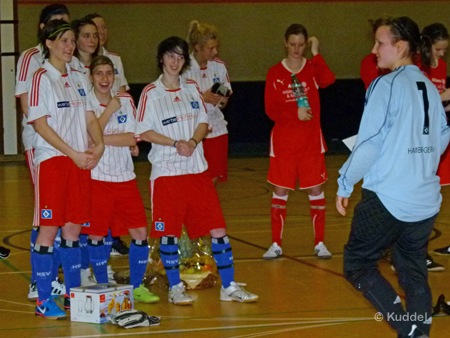 2011 01 16_HSV 3 - Hallenturnier TuS Harsefeld - Siegerehrung1 Katrin Schwing erhielt für Platz 2 einen "geheimnisvollen Umschlag"