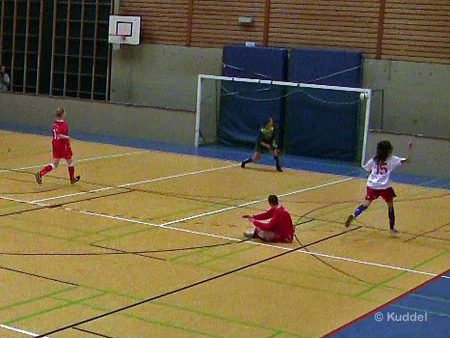 2011 01 16_HSV 3 - Hallenturnier TuS Harsefeld - Tania trifft Lattenkreuz Rocha Ferreira im Pech. Das Lattenkreuz bewahrte Immenbeck vor dem 0:2