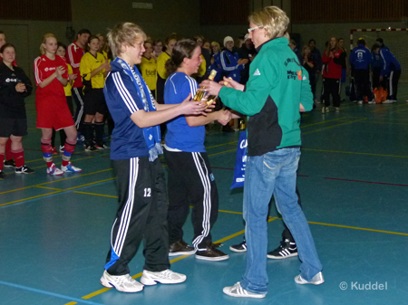 2011 01 22_HSV3 - Hallenturnier Jesteburg - Platz 3 HSV Yasmine Sennewald und Nadine Odzakovic erhalten die Preise für Platz 3