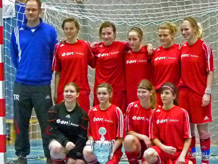 2011 01 22_HSV3 - Hallenturnier Jesteburg - Turniersieger NFV-Auswahl So sehen Siegerinnen aus: die U15 NFV-Auswahl