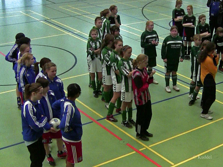 Vorstellung Zu Beginn des Turniers wurden die Mannschadften begrüßt und die Regeln erläutert. Der Futsal kam spontan ins Spiel und stieß nicht bei allen auf Gegenliebe.