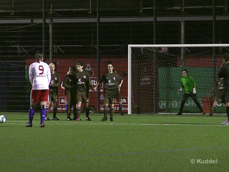 2011 02 10 - FC St. Pauli - HSVB1 - Freistoß Martens1 Vor dem Pfostentreffer sollte es Freistoß geben. Der Schiedsrichter pfiff an und alle, auch die Paulianerinnen, stürmten zum Ball.