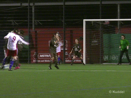 2011 02 10 - FC St. Pauli - HSVB1 - Freistoß Martens2 Wie gut, dass Johanna Marten nicht die langsamste ist. Sonst hätten ihr die Gegenspielerinnen womöglich noch den Ball weggeschlagen. Natürlich war sie duch die Paulianerinnen behindert und traf statt ins Tor "nur" gegen das Tor.