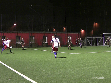 2011 02 10 - FC St. Pauli - HSVB1 - Tor Kämereit1 Michelle Kämereit schießt von der Seitenlinie..