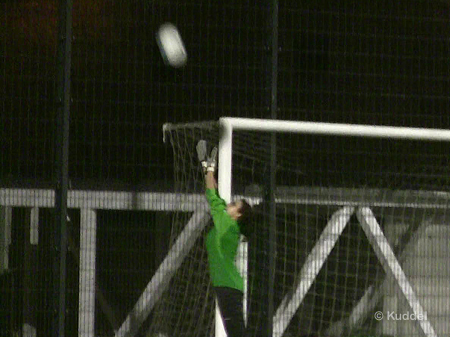 2011 02 10 - FC St. Pauli - HSVB1 - Tor Kämereit2 ..und die Torhüterin greift am Ball vorbei. Schön anzusehen, aber natürlich ein klarer Torwartfehler