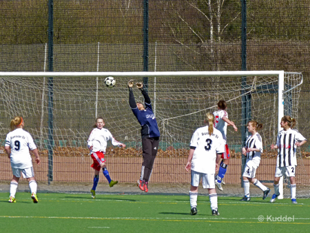 Anna-Leena B.springt unter der Hereingabe hindurch