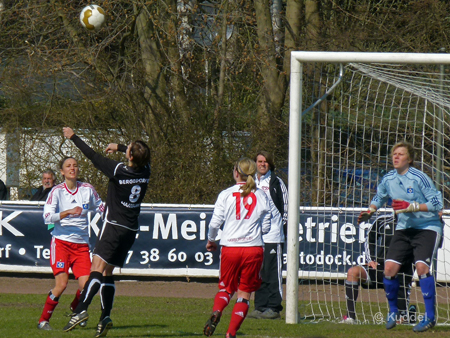 Der Ball kommt zu Sabine Grelck