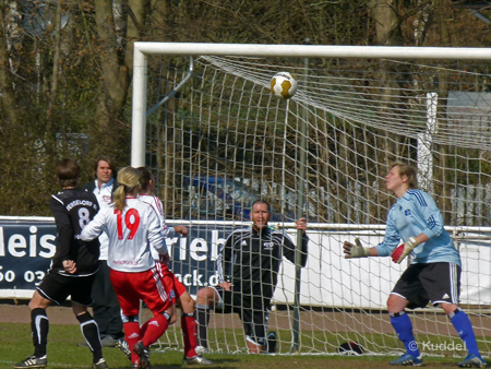 Der Ball landet im Tor