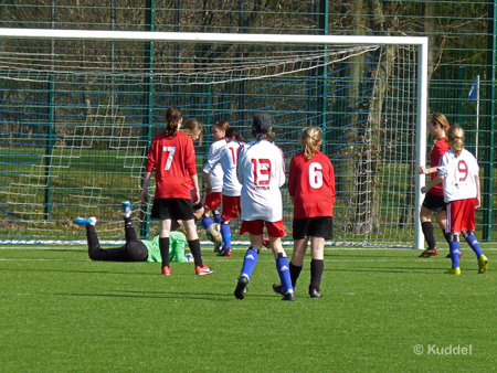 Dennoch gelingt es ihr nicht, den Ball über die Linie zu bekommen. In dem Gewusel kann Tornesch gerade noch klären