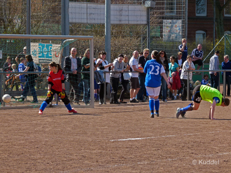 2011 04 02 - USC Paloma - HSV5 - 1-0 Catherine Knobloch Zu schnell für Gegner und Kamera: Chathérine Knobloch bringt den Ball im USC-Tor unter. Die Führung nach sechs Minuten