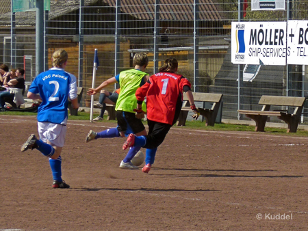 2011 04 02 - USC Paloma - HSV5 - 3-0 Christine Schoknecht2 Schoknecht hatte einer Abwehrspielerin den Ball abgeluchst, lief allein auf die Keeperin zu und konnte diese umspielen