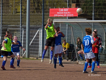 2011 04 02 - USC Paloma - HSV5 - 5-0 - Brigitte Krause1 Ausgangspunkt war eine Hereingabe von Claudia von Lanken. Christine Schoknecht steigt höher als alle anderen, verpasst jedoch