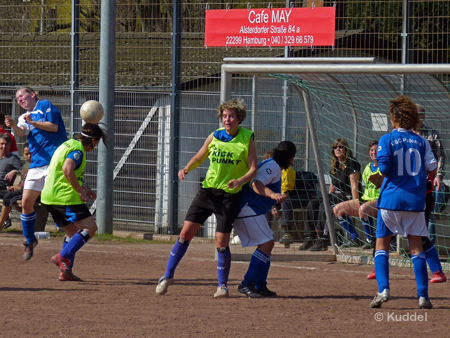 2011 04 02 - USC Paloma - HSV5 - 5-0 - Brigitte Krause3 Krause, nach eigener Aussage am Ball, oder ihre Gegenspielerin ändern dann die Richtung des Balls