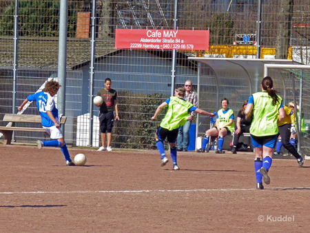 2011 04 02 - USC Paloma - HSV5 - Chance Paloma1 Koubbi steht gefährlich frei vor dem HSV-Tor