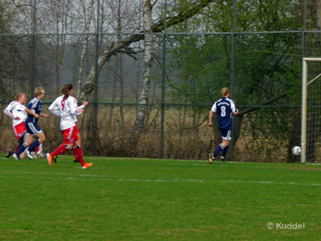 Der Ball geht gegen den linken Torpfosten