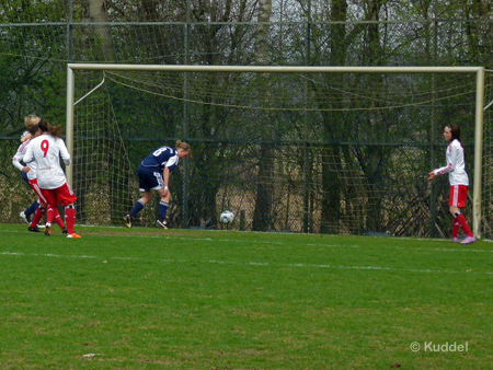 Vopn Pechvogel Pieper geht der Ball dann ins Tor