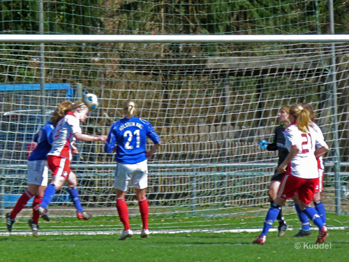 Henrike Meiforth köpft zum 0:3 ein