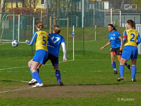 2011 04 17_HSV5 - Alsterbrüder_Tor Sylvia Booker 1 Schon nach 4 Minuten erzielt Sylvia Booker, heute Kapitän, das 1:0