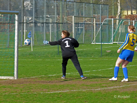 2011 04 17_HSV5 - Alsterbrüder_Tor Sylvia Booker 2 Tor schwierigem Winkel überwindet sie die Gegnerische Torhüterin