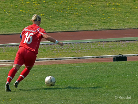 2011 04 25_Mellendorfer TV - HSV3_Chance Mellendorf 1 Kristina Gluth bringt den Ball scharf vor das HSV-Tor