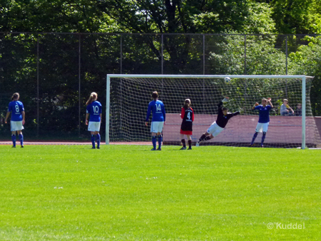 2011 04 30_DSC Hanseat - HSVB1_1-2 Schuss1 ... wenn der Gegner den Ball über die Mauer, über die Gegenspielerinnen, über die Torhüterin, ...