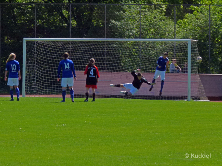 2011 04 30_DSC Hanseat - HSVB1_1-2 Schuss2 ... über Kimberly Bühl, einfach mal so ins Tor schießt.