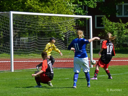 2011 04 30_DSC Hanseat - HSVB1_Chance Lysianne Poleska2 Hier felhten nur Zentimeter