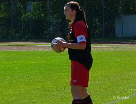 2011 04 30_DSC Hanseat - HSVB1_Kata Erzielte mit dem sehenswerten Freistoß den 1:2-Anschluss : Kata, Mannschaftsführerin des DSC