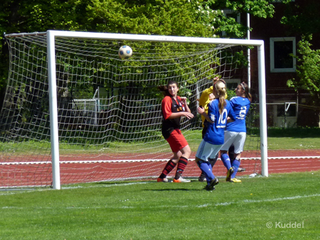 2011 04 30_DSC Hanseat - HSVB1_Lattentreffer2 Erst war es Lysianne Poleska, hier dann Johanna Martens, die "nur" die Querlatte trafen