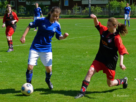 2011 04 30_DSC Hanseat - HSVB1_Nadia Rodrigues Wusste auf der rechten Seite mit robusten Defensivaktionen zu gefallen. Zudem schickte sie wiederholt Henrike Diekhoff in die Offensive