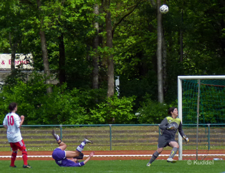 2011 05 01_TV Jahn Delmenhorst - HSV3_0-1 Claudia Teixeira-Pinto überwindet Uta Schulenburg