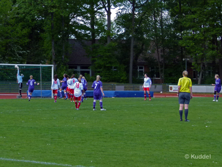 2011 05 01_TV Jahn Delmenhorst - HSV3_2-2 Das 2:2. Katrin Schwing kann den Freistoß nicht abwehren