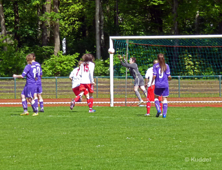 2011 05 01_TV Jahn Delmenhorst - HSV3_Chance 2-3 2 Der Schuss war gut platziert doch ohne den nötigen Pepp