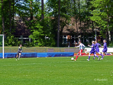 2011 05 01_TV Jahn Delmenhorst - HSV3_Chance Thormählen1 Tanja Thormälen ist nach dem Zuspiel von Jana Wethje durch...