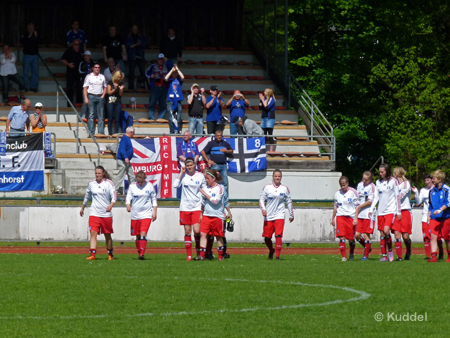 2011 05 01_TV Jahn Delmenhorst - HSV3_Danke für Unterstüzung Nach dem Spiel bedankte sich das Team bei den angereisten Fans