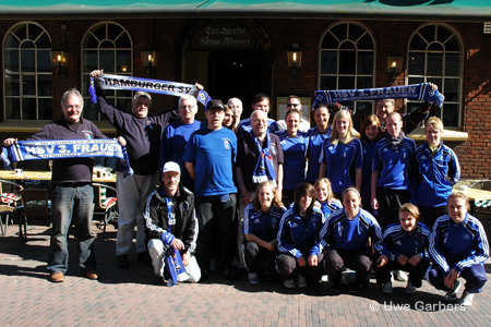 2011 05 01_TV Jahn Delmenhorst - HSV3_Gruppenbild Mitglieder des Fanclubs und die 3. Frauen
